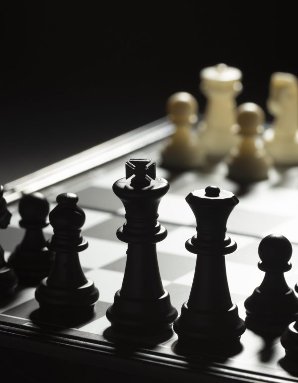 black-chess-pieces-versus-white-team